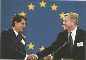 Cox, presidente del Parlamento Europeo, da la mano a Payá, que acabab de recibir el Premio Sájarov otorgado por dicho Parlamento.